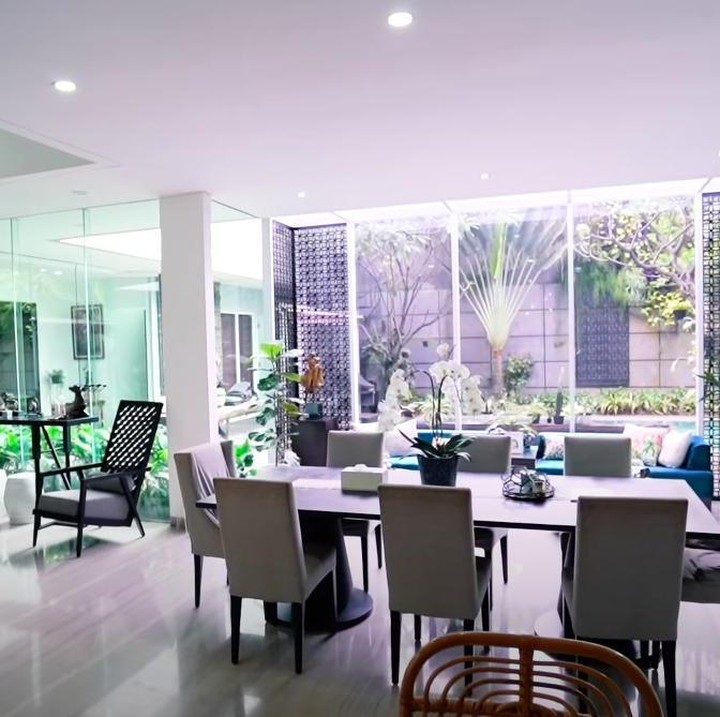 <p>Rossa memilih kaca bening sebagai pembatas ruang keluarga dengan kolam renang. Selain membuat ruangan terlihat luas, cahaya matahari yang masuk ke dalam rumah membuat rumah terang sepanjang hari. (Foto: YouTube Boy William)</p>