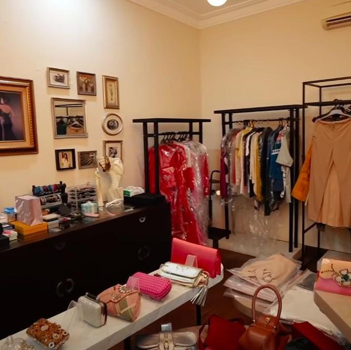 <p>Ruangan walk in closet pun rapi. Wardrobe pun ditata seperti butik. Bahkan digolongkan berdasarkan brand. (Foto: YouTube Boy William)</p>
