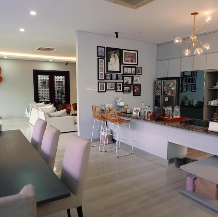 <p>Rumah penyanyi berdarah Sunda ini bergaya modern, mulai dari eksterior hingga interiornya. (Foto: YouTube Boy William)</p>