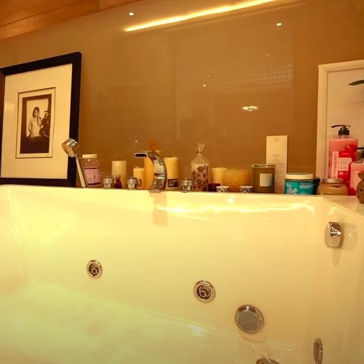 <p>Master bathroom-nya sangat lega dan mewah. Ada tub besar lengkap dengan wewangian (lilin aromaterapi, minyak esensial) untuk mandi. (Foto: YouTube Boy William)</p>
