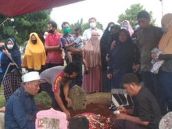Tangis Haru Warnai Pemakaman Korban Tewas Kecelakaan Maut di Jaktim