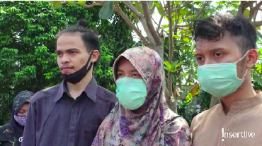 img-title Antar Jenazah Ibunda ke Liang Lahat, 3 Anak Omas Sudah Ikhlas