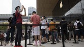 Apple Fan China Rela Antre di Tengah Pandemi Apple fans line up to visit a new flagship store opened at Sanlitun in Beijing, China on Friday, July 17, 2020. China's economy rebounded from a painful contraction to grow by 3.2% over a year earlier in the latest quarter as anti-virus lockdowns were lifted and factories and stores reopened. (AP Photo/Ng Han Guan)