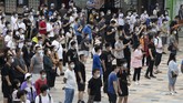 Apple Fan China Rela Antre di Tengah Pandemi Apple fans line up to visit a new flagship store opened at Sanlitun in Beijing, China on Friday, July 17, 2020. China's economy rebounded from a painful contraction to grow by 3.2% over a year earlier in the latest quarter as anti-virus lockdowns were lifted and factories and stores reopened. (AP Photo/Ng Han Guan)