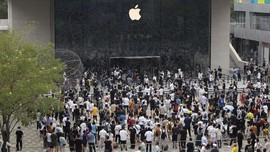 FOTO: Kala Warga China Berebut Antre di Toko Baru Apple