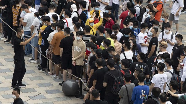FOTO: Kala Warga China Berebut Antre di Toko Baru Apple