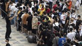 Apple Fan China Rela Antre di Tengah Pandemi Workers try to control the crowd of Apple fans lining up to visit a new flagship store opened at Sanlitun in Beijing, China on Friday, July 17, 2020. China's economy rebounded from a painful contraction to grow by 3.2% over a year earlier in the latest quarter as anti-virus lockdowns were lifted and factories and stores reopened. (AP Photo/Ng Han Guan)