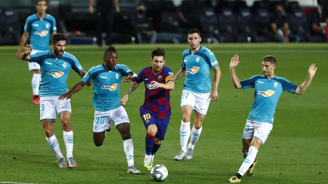 Mantan kapten Barcelona, Carles Puyol dan Luis Suarez tidak memberikan penolakan terhadap keinginan Messi untuk pergi dari Barcelona.