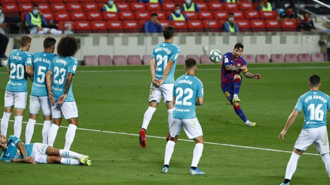Barcelona's Lionel Messi shoots a free kick during a Spanish La Liga soccer match between Barcelona and Osasuna at the Camp Nou stadium in Barcelona, Spain, Thursday, July 16, 2020. (AP Photo/Joan Monfort)