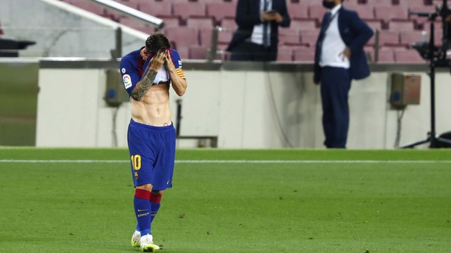Berikut lima sosok yang berseteru dengan Lionel Messi di Barcelona setelah mencuatnya kabar La Pulga tak lagi berbicara dengsn Gerard Pique.