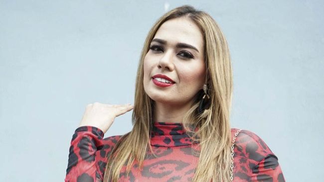 Catherine Wilson membantah bahwa dirinya sengaja menikah dengan Anggota DPRD Sidrap Sulawesi Selatan, Idham Mase, hanya demi status.