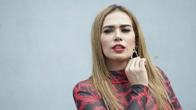 Rumah aktris dan mantan model Catherine Wilson disebut mengalami kemalingan, diduga pelaku adalah penjaga rumahnya sendiri.