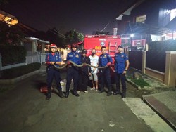 Damkar Evakuasi Sanca 3 Meter yang Ngumpet di Bawah Kasur Warga Tangsel