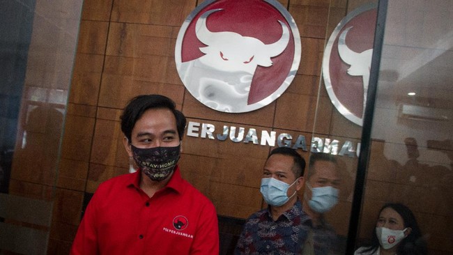 Bakal calon walikota Solo, Jawa Tengah dari PDIP Gibran Rakabuming Raka menjalani tes swab Polymerase Chain Reaction (PCR) pada Jumat (24/7) sore.