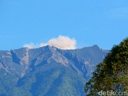 Video Aktivitas Gunung Raung Meningkat, Alami Erupsi