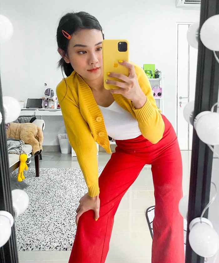 Biar hari kamu makin ceria, enggak ada salahnya memadukan dua warna cerah dalam satu look. Lihat deh gaya Jessica Jane yang memakai cardigan kuning dan celana merah ini.