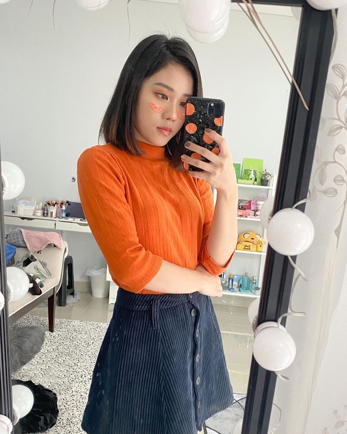 Kalau belum berani menggunakan dua warna cerah dalam satu look, kamu bisa menggunakan satu warna cerah yang dipadukan dengan satu warna netral.