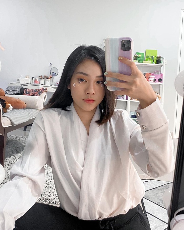 Kalau ingin tampilan yang terlihat lebih formal, kamu bisa memadukan kemeja dan celana formal. Pakai makeup natural agar look kamu tidak berlebihan. Ingin lebih ekstra? Kasih saja hiasan detail di wajah kamu.