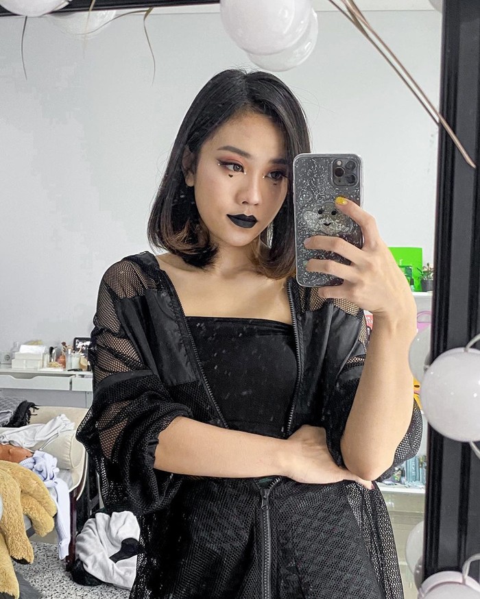 Mau datang ke night party? Cobain deh look ala Jessica Jane ini. Dengan sentuhan lipstick hitam, looknya terlihat rock banget.