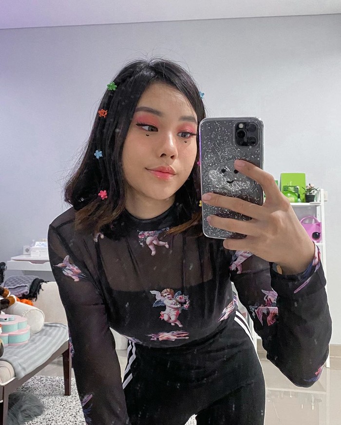 Mau terlihat dengan gaya yang lebih grunge? Kamu hanya perlu gunakan outfit serba hitam. Tapi agar fashion kamu enggak boring, bisa gunakan top yang sedikit menerawang dengan crop inner di dalamnya. Tambahkan jepit rambut warna-warna agar aksen rambut kamu enggak flat.