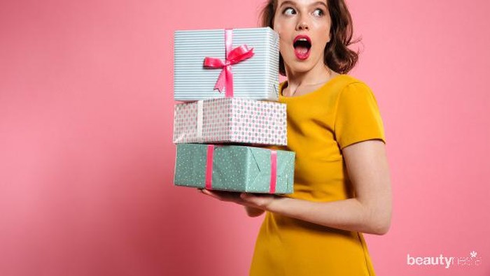 6 Cara Meminta Hadiah Sama Pacar, Ampuh!