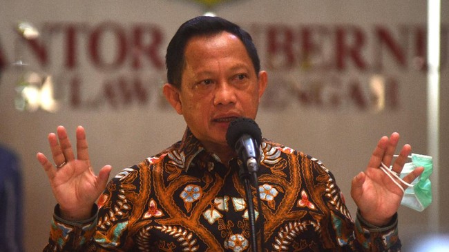 Mendagri Tito Karnavian mengeluh kepala daerah masih kurang serius menangani penyebaran virus corona meski sudah didorong pemerintah pusat.