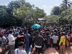 Pemakaman Omas Dipadati Warga