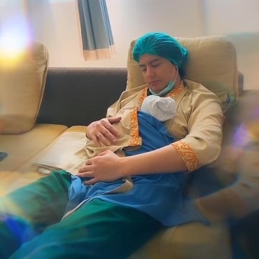 Cara Roger Danuarta Gendong Bayi Bikin Dokter Kaget, Kenapa?