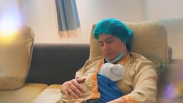 Cara Roger Danuarta Gendong Bayi Bikin Dokter Kaget, Kenapa?