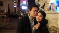 7 Potret Mesra Sandra Dewi Dan Suami, Jangan Baper Ya Bunda - Foto 1