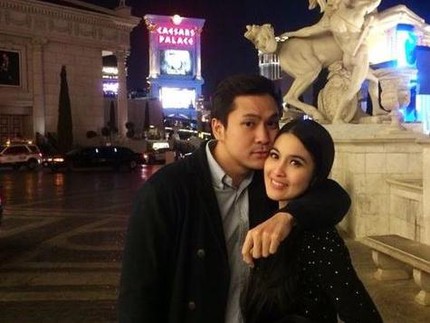 7 Potret Mesra Sandra Dewi dan Suami, Jangan Baper Ya Bunda