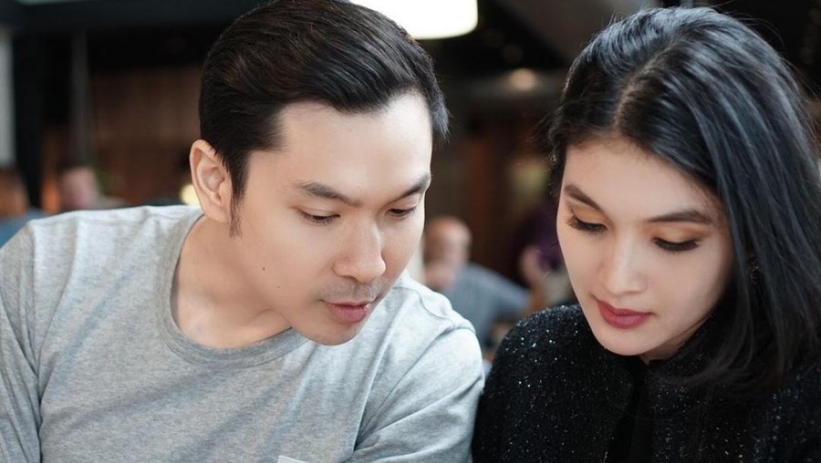 Meski sudah punya anak, keduanya masih terlihat seperti pasangan muda ya. (Foto: Instagram @sandradewi88)