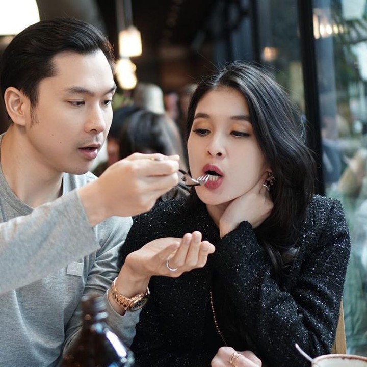 <p>Duh sweet banget nih, Harvey menyuapi sang istri. (Foto: Instagram @sandradewi88)</p>