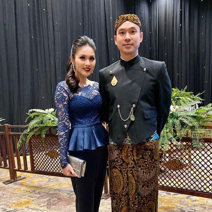 <p>Sandra Dewi terlihat anggun dengan balutan kebaya, sementara Harvey tampak gagah pakai beskap. Mereka memang pasangan serasi ya. (Foto: Instagram @sandradewi88)</p>