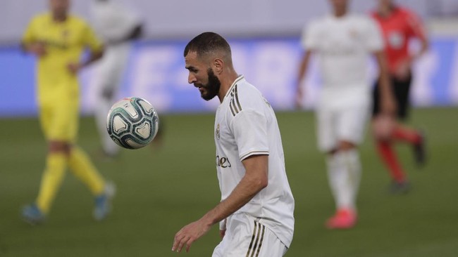 Real Madrid's Karim Benzema controls the ball during the Spanish La Liga soccer match between Real Madrid and Villareal at the Alfredo di Stefano stadium in Madrid, Spain, Thursday, July 16, 2020. (AP Photo/Bernat Armangue)