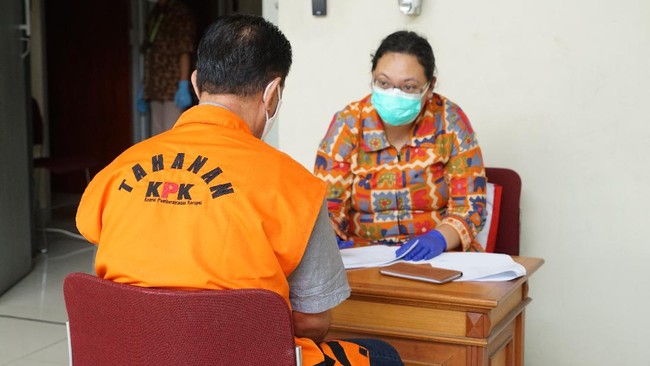 Komisi Pemberantasan Korupsi (KPK) memfasilitasi pemeriksaan tes swab kepada 50 tahanan yang berada di tiga rumah tahanan negara (Rutan) KPK.

Kegiatan tersebut bekerja sama dengan Balai Besar Teknik Kesehatan Lingkungan dan Pengendalian Penyakit (BBTKLPP) Kementerian Kesehatan.

Dokumen: Humas KPK.