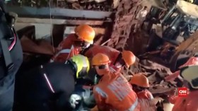 VIDEO: 2 Bangunan Roboh, 4 Orang Tewas, 17 Lainnya Luka-Luka