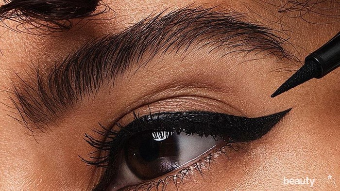 6 Trik Membuat Winged Eyeliner Lebih Sempurna untuk Pemula 6 Trik Membuat Winged Eyeliner Lebih Sempurna untuk Pemula