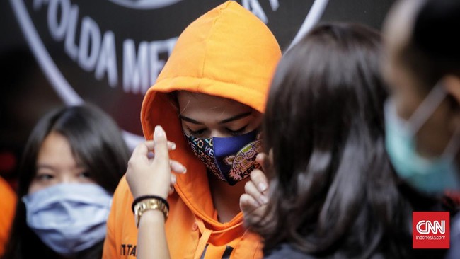 Majelis Hakim juga memvonis hukuman yang sama terhadap Jumadi, satpam yang menjadi kurir narkoba untuk Catherine Wilson.
