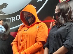 Catherine Wilson Ditangkap bersama Satpamnya