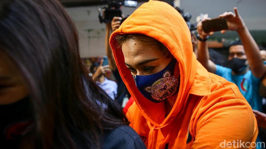 Catherine Wilson diamankan polisi atas penyalahgunaan narkoba jenis sabu. Dalam jumpa pers sore ini, ia dihadirkan dengan memakai baju tahanan.