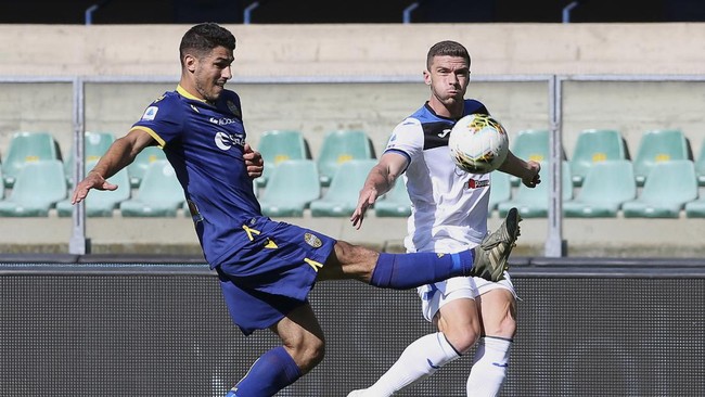 Verona’s Davide Faraoni, left, and Atalanta's Robin Gosens go for the ball during the Serie A soccer match Hellas Verona and Atalanta at the Marcantonio Bentegodi Stadium in Verona, Italy, Saturday, July 18, 2020. (Paola Garbuio/LaPresse via AP)