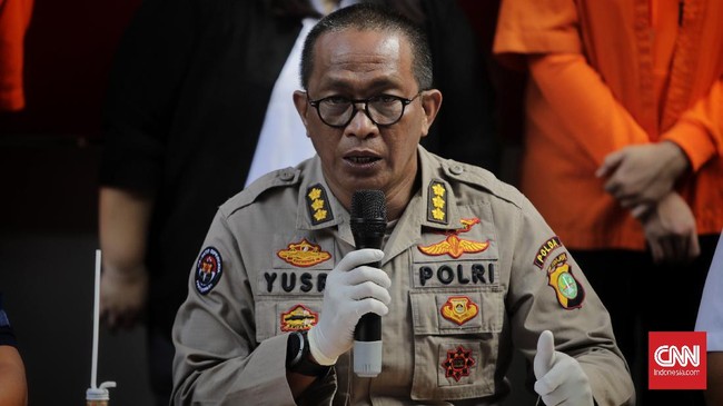 Bripka CS adu mulut dengan pegawai kafe saat jam tutup layanan pukul 04.00 WIB dini hari. Dalam kondisi mabuk, Bripka CS menembak anggota TNI AD.