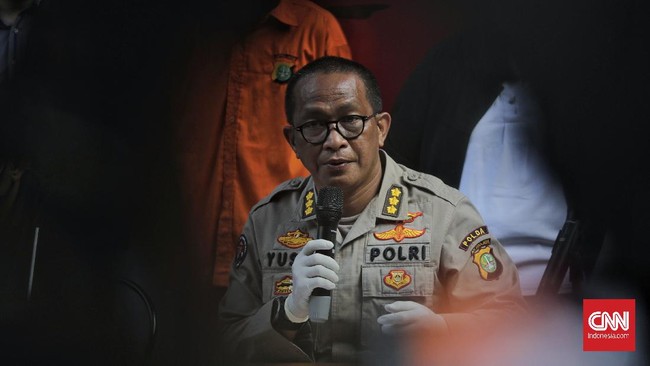 Kabid Humas Polda Metro Jaya Kombes Yusri Yunus mengumumkan telah ada 5 orang yang ditangkap terkait pencurian surat tanah Dino Patti Djalal.