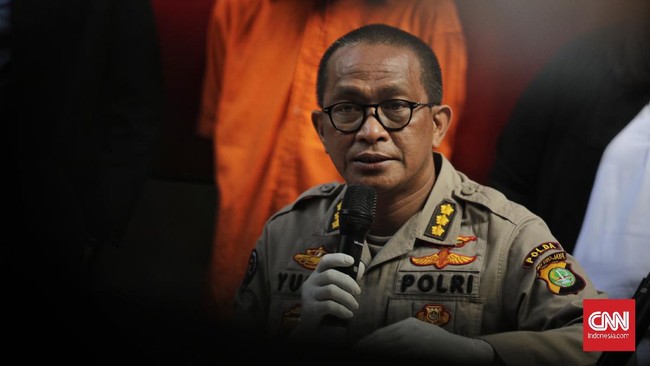 Polisi menangkap lima pencuri spesialis Rest Area jalan tol. Kepada polisi, pencuri itu mengaku pernah menemukan tas berisi senjata api. 