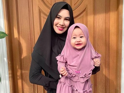 Reaksi Khalisa Anak Kartika Putri Lihat Foto Ibunda Tanpa Hijab, Marah & Nangis Histeris