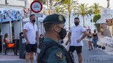 Mallorca, Pulau Pesta di Spanyol Guardia Civil officers stand guard on the street at the resort of Magaluf, in Punta Ballena town, on the Spanish Balearic island of Mallorca, Spain, Wednesday, July 15, 2020. Authorities in Spain's Balearic Islands are pulling the plug on endless drunken nights to the beat of techno music by closing bars and nightclubs in beachfront areas popular with young and foreign visitors. (AP Photo/Francisco Ubilla)