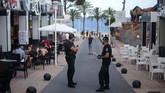 Mallorca, Pulau Pesta di Spanyol Police officers patrol at the resort of Magaluf on the Spanish Balearic island of Mallorca, Spain, Thursday, July 16, 2020. In a move designed to stop the spread of the new coronavirus and shake off the region's reputation as a party hub, regional authorities in the Balearic Islands ordered the closure from Thursday of all establishments along Mallorca's