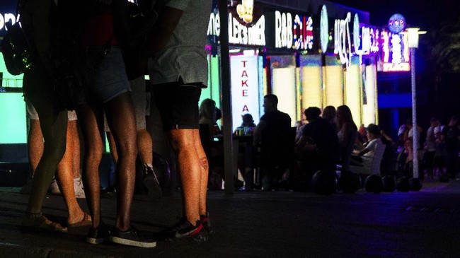 Polisi menggerebek dua tempat hiburan malam saat menggelar pesta halloween di daerah Mega Kuningan, Setiabudi, Jakarta Selatan pada Minggu (31/10) dini hari.