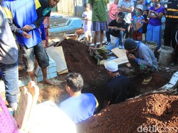 Momen Haru Pemakaman Aulia yang Mayatnya Disembunyikan dalam Toren